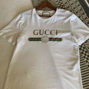 Gucci T-Shirt with Gucci Logo.